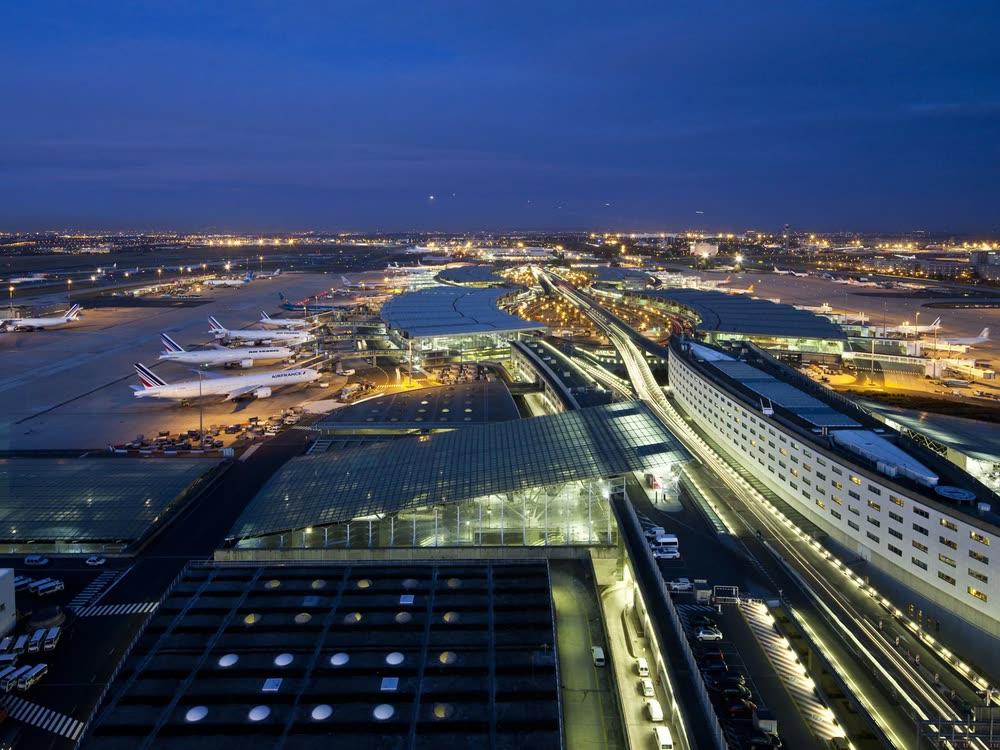 Vue aérienne des terminaux de l’aéroport de Roissy-Charles de Gaulle à la tombée du jour