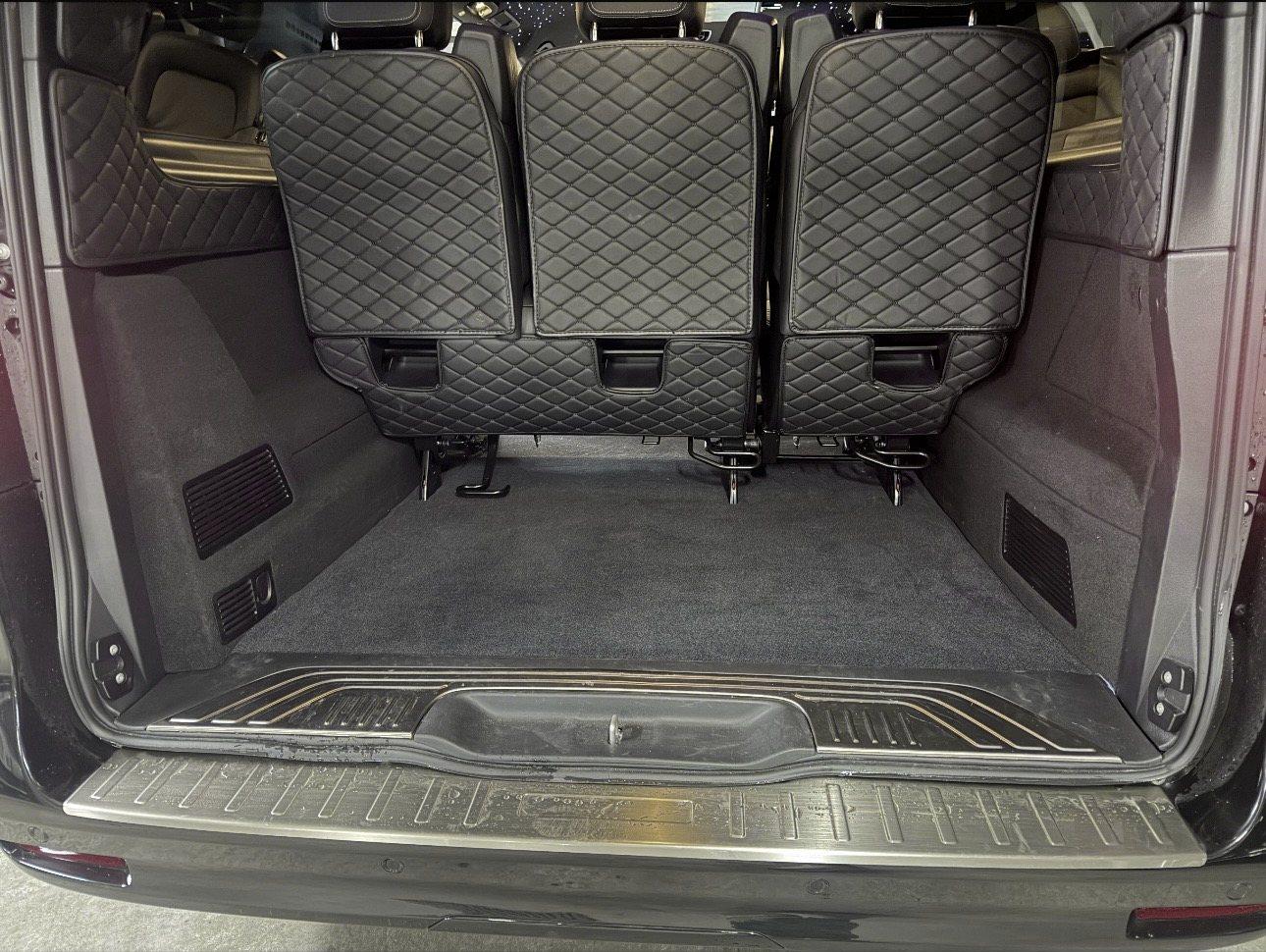 Coffre ouvert du van : soute moquettée pleine largeur derrière la troisième rangée de sièges