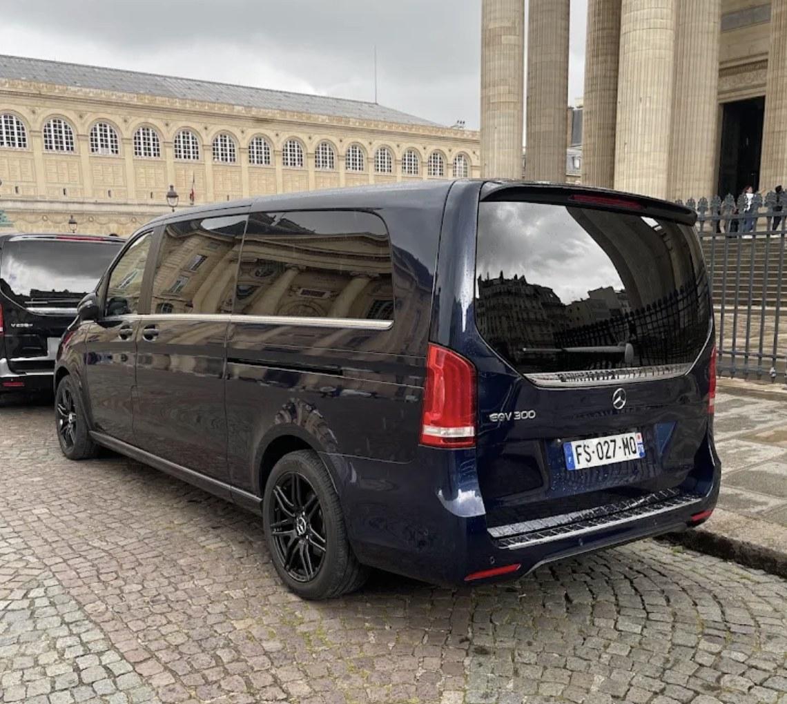 Le van Mercedes-Benz noir de trois quarts arrière, garé sur les pavés devant les colonnes du Panthéon, à Paris